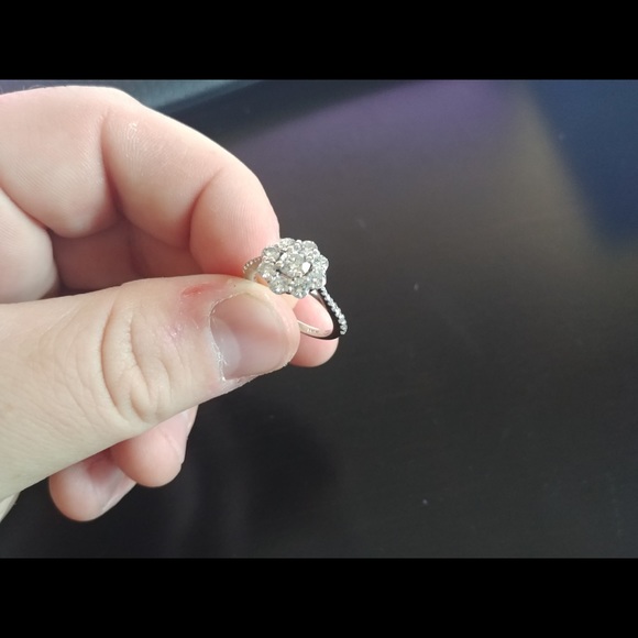 14k white gold round cluster- Engagement Ring - Picture 5 of 6